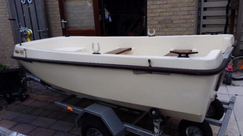 Compleet en goed onderhouden leuke polyester boot met motor