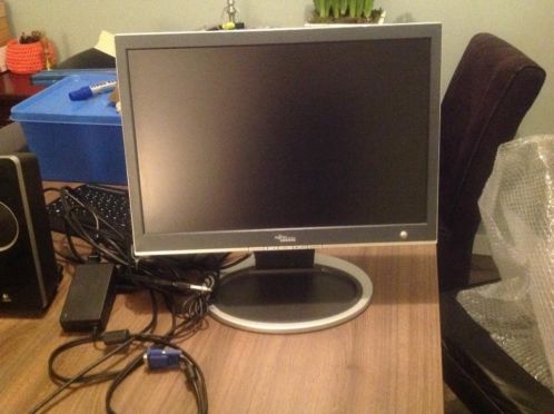 Compleet te koop monitor met toetsen boord en speakers