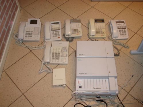 Complete telefooncetrale met bijbehorende telefoons