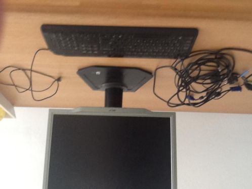 Computer beeldscherm Acer en toetsenbord en muis