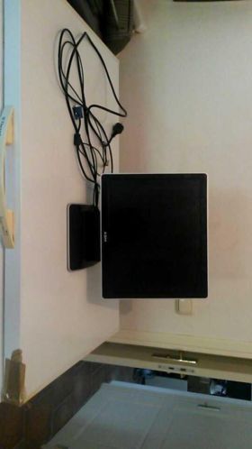 Computer beeldscherm met kabels.