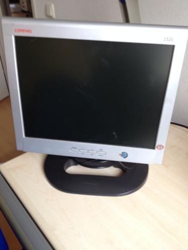 Computer desktop met beeldscherm muis en toetsenbord
