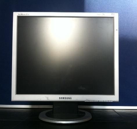 Computer Monitor LCD  Samsung Syncmaster 913n  19034