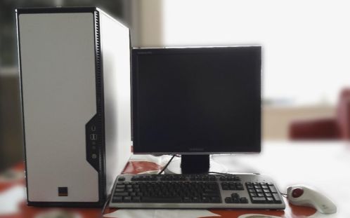 Computer systeem, compleet met scherm, toetsenbord, muis.