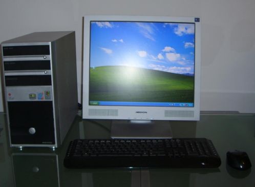 Computerkast met scherm, toetsenbord en muis te koop