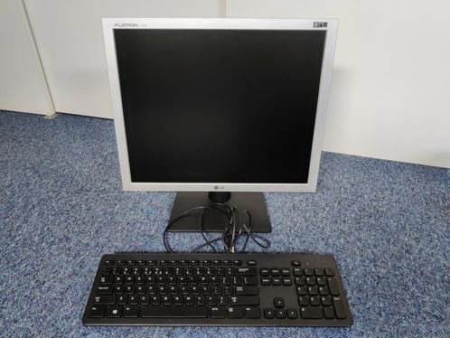Computerscherm  monitor LG, 19 inch. Toetsenbord en muis.