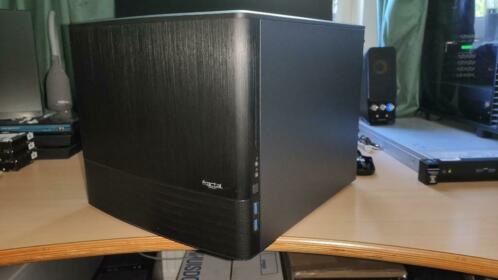 Custom 8 Bay NAS Synology op DSM 6.1.3  2 TB Opslag.