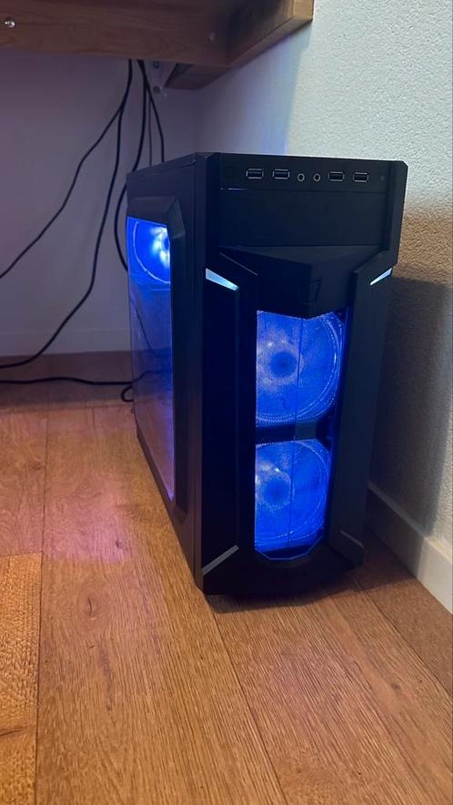 Custom (game) PC met AOC monitor 28quot