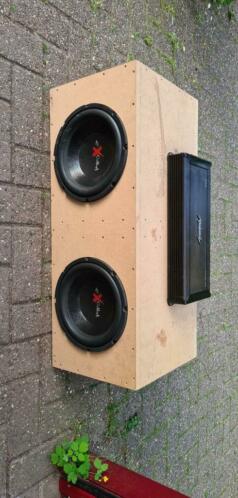 Custom suboofer met versterker, radio en reserve subwoofer