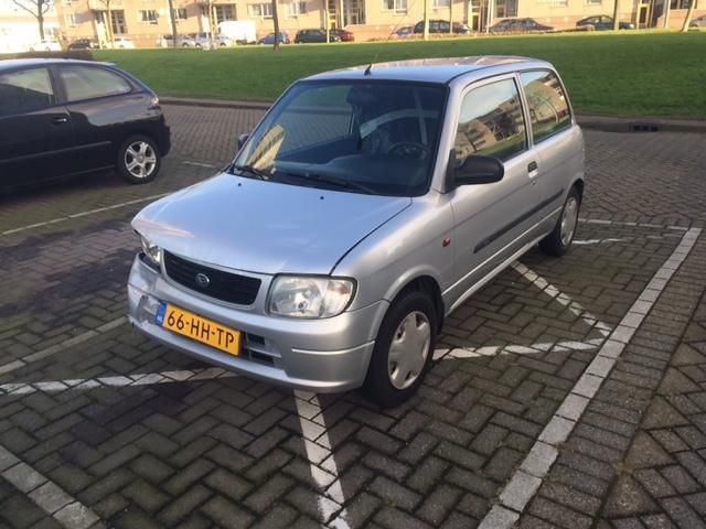 Daihatsu met lichte rijdbare voorschade nw onderdelen aanwez