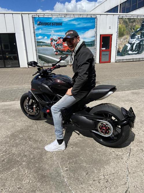 Dikke Ducati Diavel 1200  kersenrood