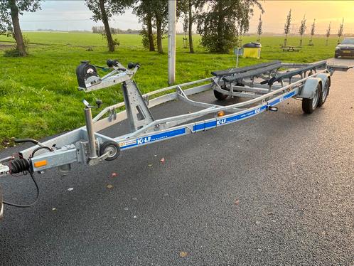 Dikke Kalf 3500 kg boottrailer met kenteken.