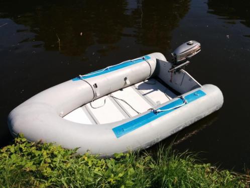 Dinghy met buitenboordmotor