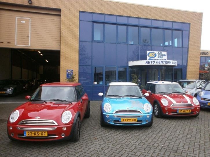 div. Mini Coopers v.a. 2005 rood en blauw vele extra039s