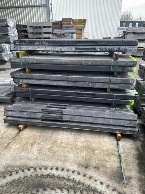 Diverse betonpalen amp platen ( b-keus)