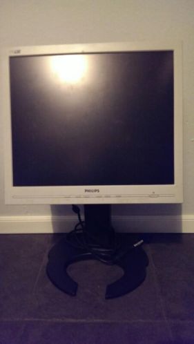 Diverse computer monitoren en 1 toetsenbord