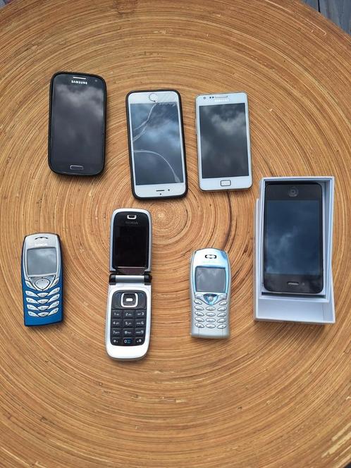 diverse mobiele telefoons IPhone Nokia enz
