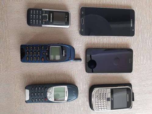 Diverse mobieltjes.