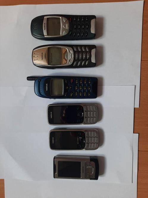 Diverse Nokia telefoons met toebehoren