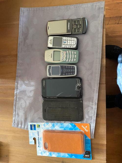 Diverse oude nokias een LG en een Iphone