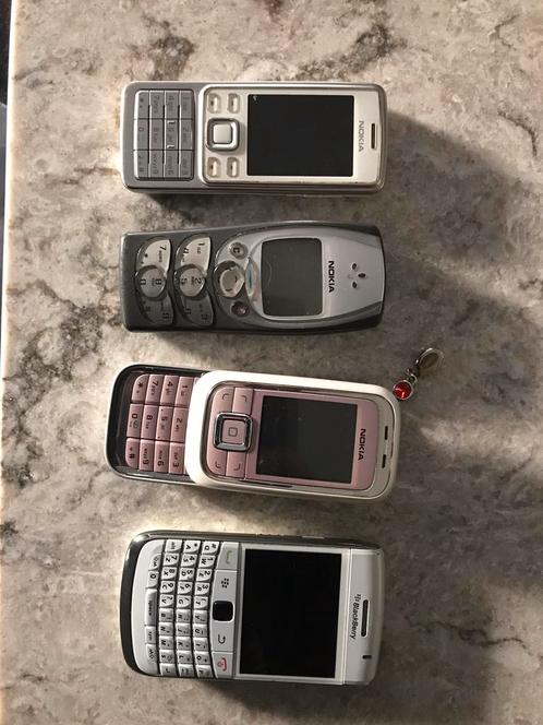 Diverse oude telefoons.