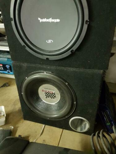 Diverse subwoofers en versterkers.