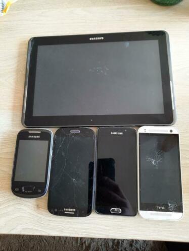 diverse telefoons en 1 tablet