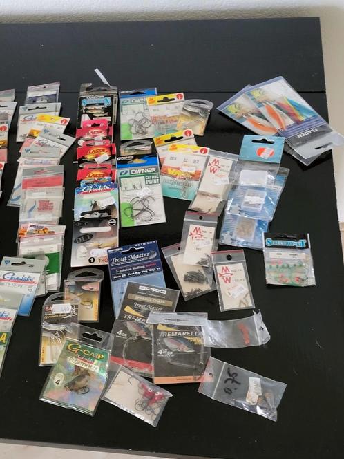 Diverse vishaakjes en haken onderlijnen