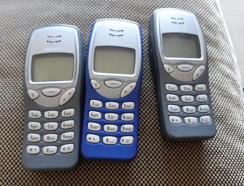 Drie Nokia telefoons 3210