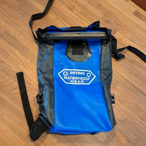 Drybag, waterproof rugzakje, 1 keer gebruikt. 47 bij 23 cm.