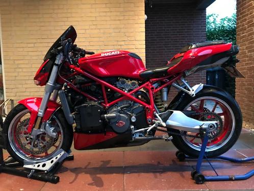 Ducati 749 999 streetfighter nakedbike