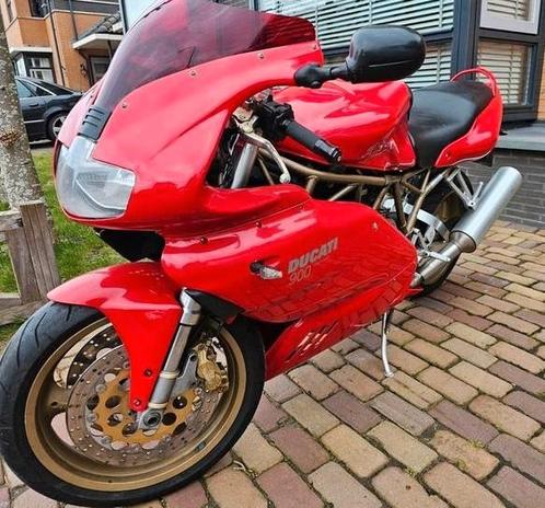 Ducati 900 SS 1999 met het nodige werk.