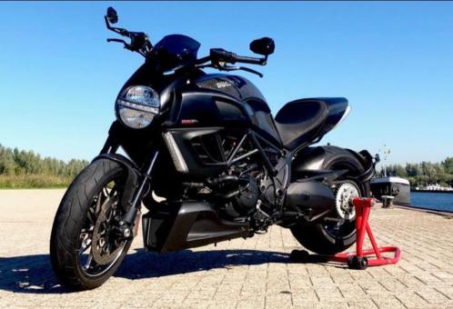 Ducati Diavel Carbon Biggelaar Akrapovic blok Nieuwstaat