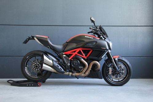 Ducati Diavel Carbon Red  Navigatie  Nieuwstaat  Vol