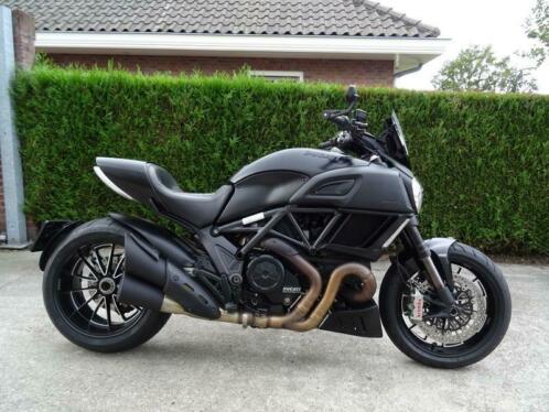 Ducati Diavel  Dark  2015  5500KM  In Nieuw Staat