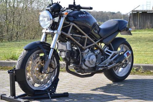 Ducati M 900 ZDM Ducati Monster 900 met nieuwe banden en spo