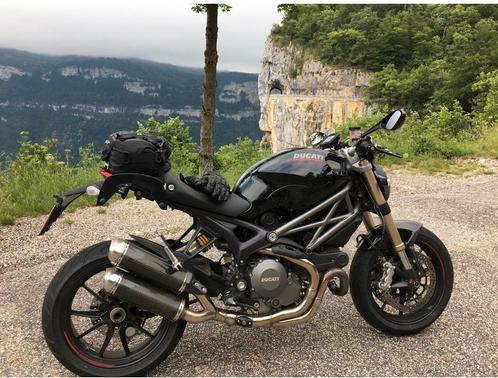 Ducati Monster 1100 EVO.