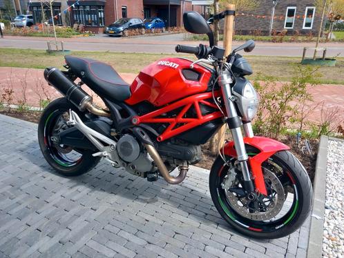 Ducati monster 696 2011