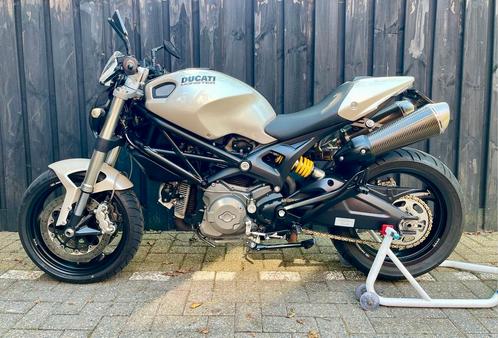 DUCATI MONSTER 696 (bj 2008)