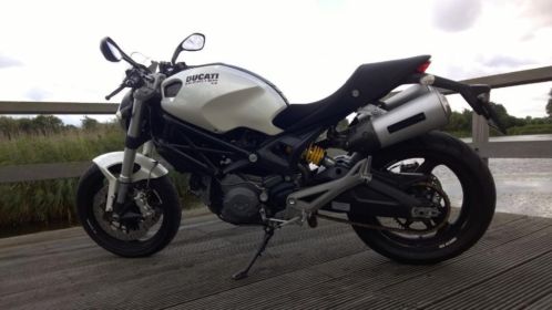 Ducati Monster 696 Parelmoer wit 