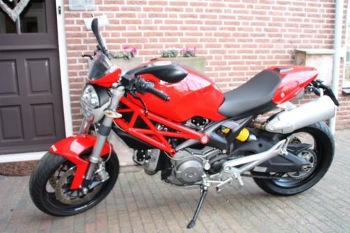 Ducati Monster 696 plus 