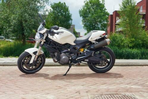 Ducati Monster 696 wit met heel veel custom opties