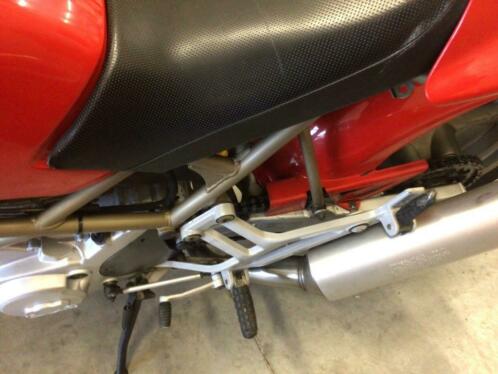 Ducati monster 750 met koffers en windscherm.