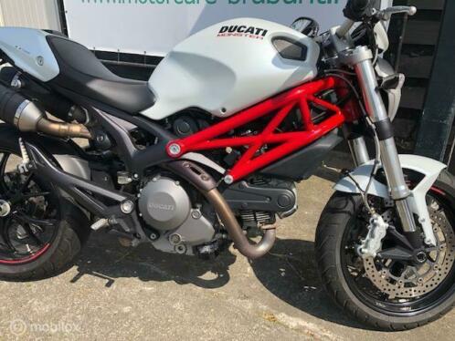 Ducati Monster 796 ABS in de kleur wit uit 2013