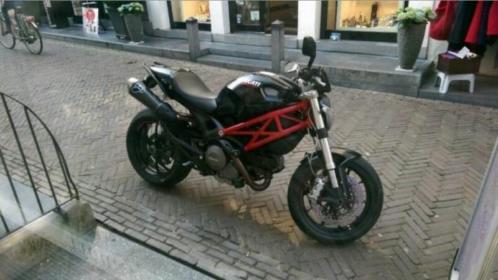 Ducati monster 796 met 2 carbon termignoni dempers