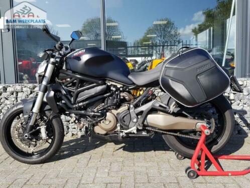 Ducati Monster 821 (bj 2016, 6.166km) met kofferset.