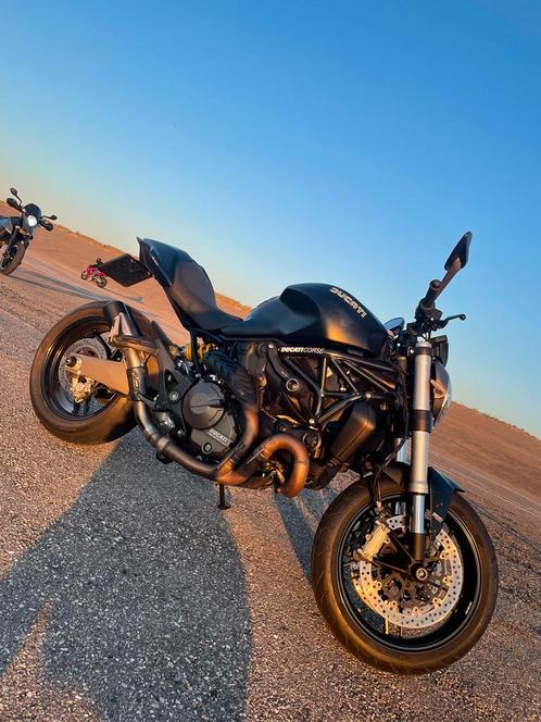 Ducati Monster 821 Dark 2016 met veel extras lage kmstand