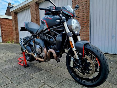 Ducati Monster 821 Stealth 2020 met 3.600 KM in Nieuwstaat