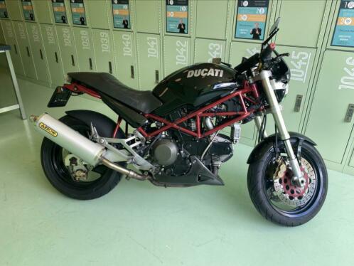 Ducati Monster 900 met heel veel extras