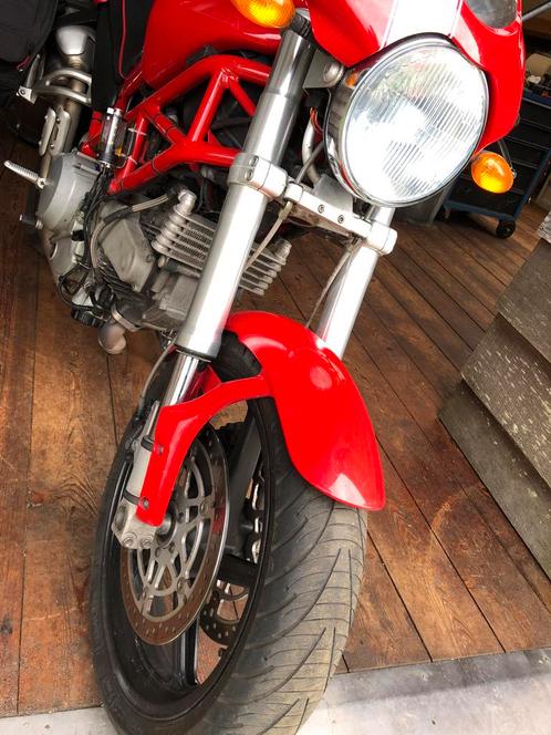 Ducati Monster S2r rood met witte baan en tassenset